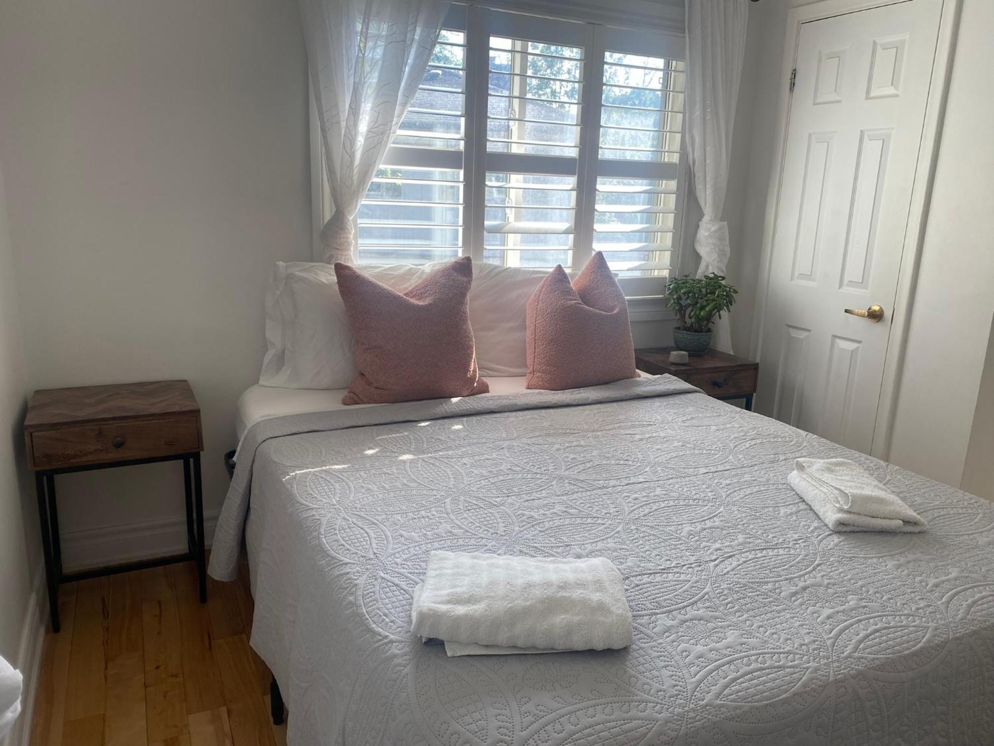Clearbrooke Gem- Bright Private Bedroom Close To Yyz Toronto Exterior photo